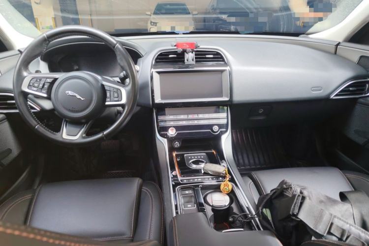 Used Jaguar XEL 2019 2.0T 200 PS Deluxe Edition Center Console