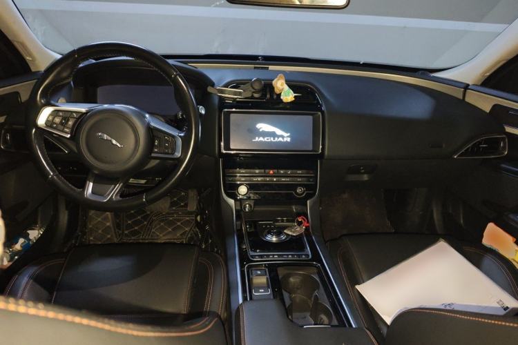 Used Jaguar XEL 2019 2.0T 250 PS Premium Edition Center Console