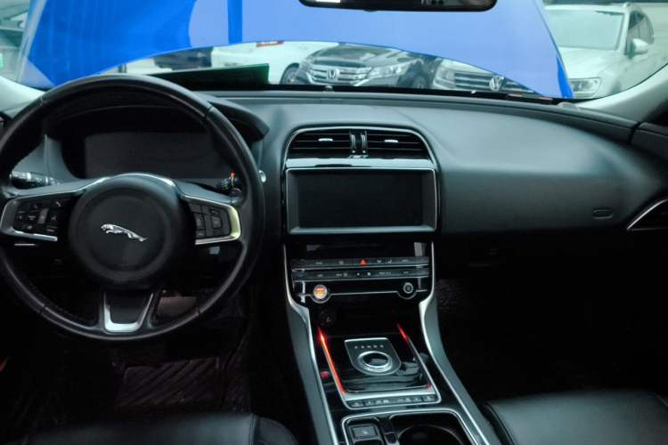 Used Jaguar XEL 2019 2.0T 200 PS Deluxe Edition Center Console