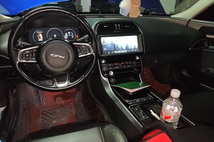 Used Jaguar XEL 2019 2.0T 200 PS Deluxe Edition Center Console