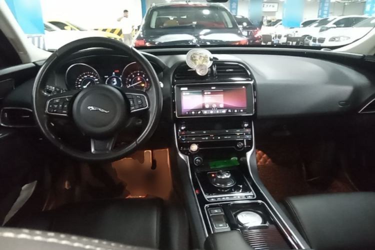 Used Jaguar XEL 2019 2.0T 200 PS Elite Edition Center Console