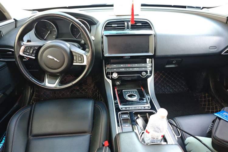 Used Jaguar XEL 2019 2.0T 200 PS Luxury Edition Center Console