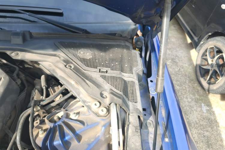 Used Jaguar XEL 2019 2.0T 200 PS Deluxe Edition Engine Bay Left