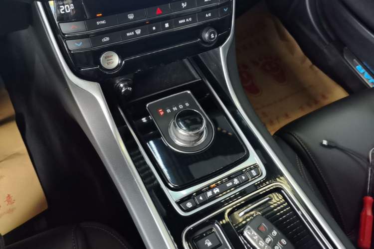 Used Jaguar XEL 2019 2.0T 200 PS Luxury Edition Gear Lever