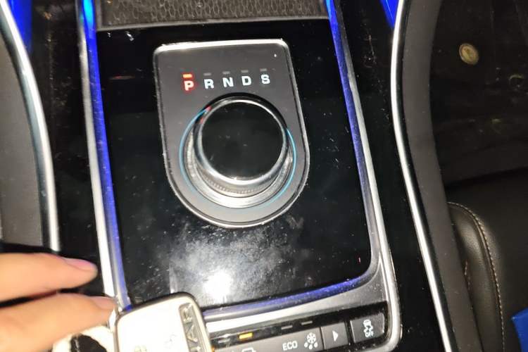 Used Jaguar XEL 2019 2.0T 200 PS Elite Edition Gear Lever