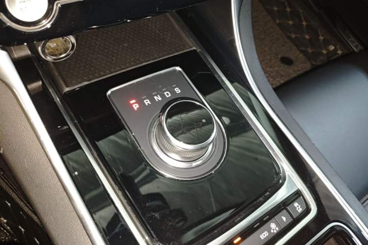 Used Jaguar XEL 2019 2.0T 200 PS Deluxe Edition Gear Lever