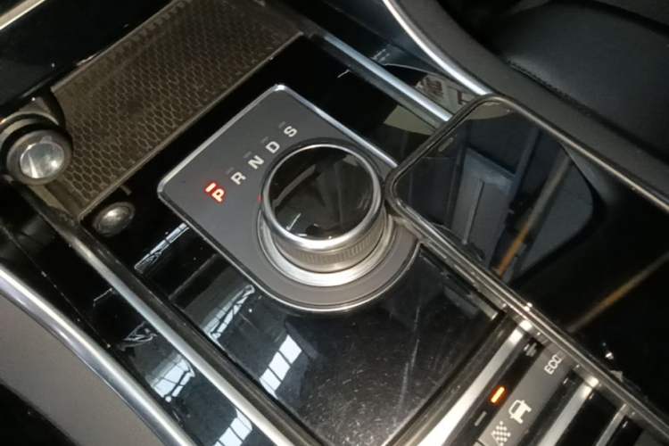 Used Jaguar XEL 2019 2.0T 200 PS Deluxe Edition Gear Lever