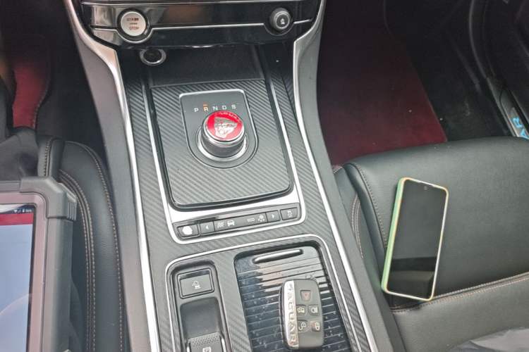 Used Jaguar XEL 2019 2.0T 200 PS Deluxe Edition Gear Lever