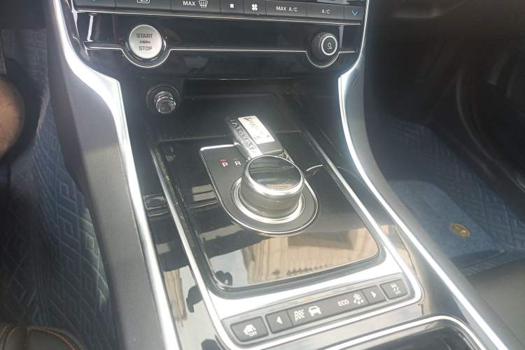 Used Jaguar XEL 2019 2.0T 200 PS Luxury Edition Gear Lever