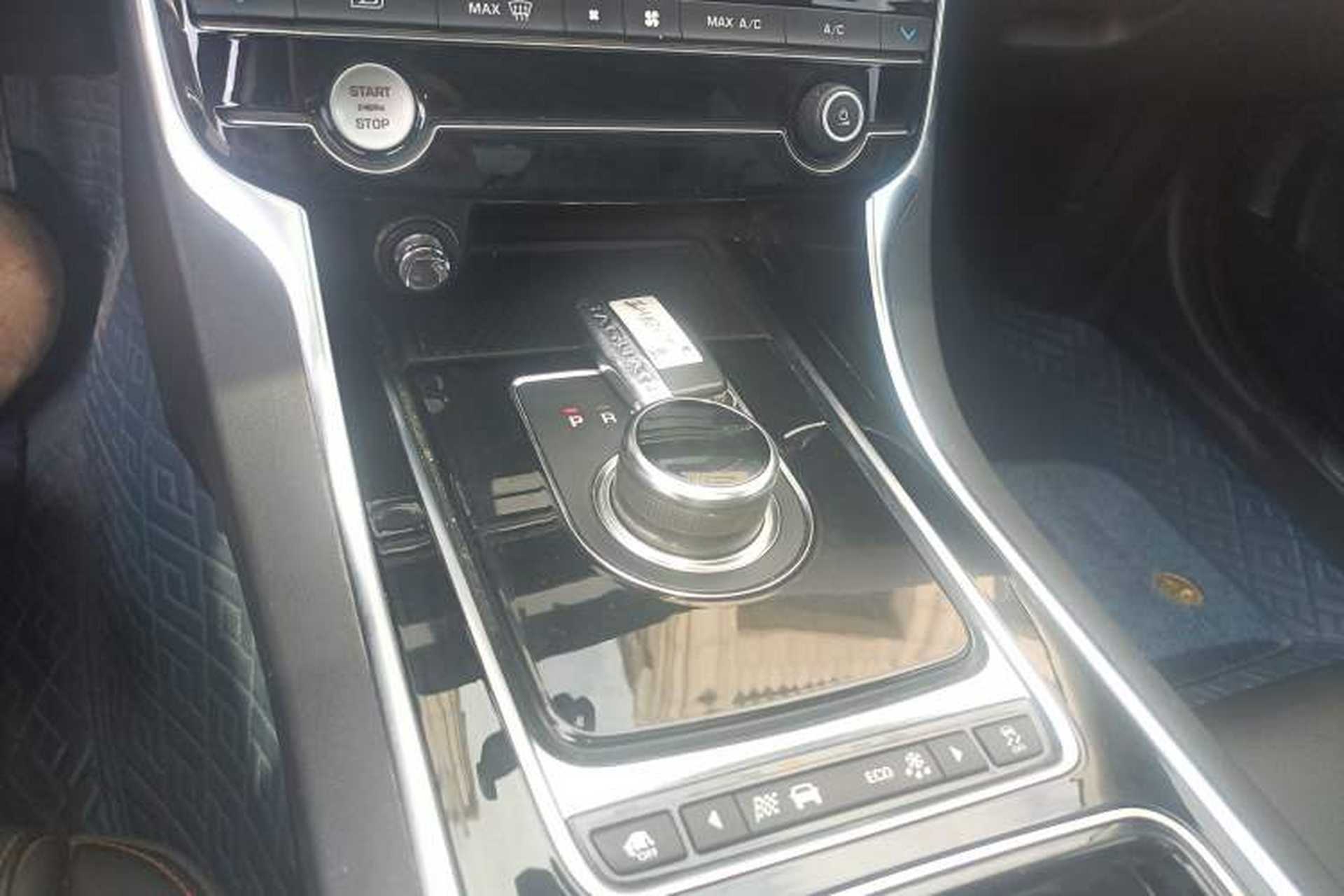 Used Jaguar XEL 2019 2.0T 200 PS Luxury Edition Gear Lever