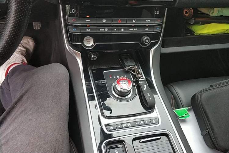 Used Jaguar XEL 2019 2.0T 200 PS Luxury Edition Gear Lever