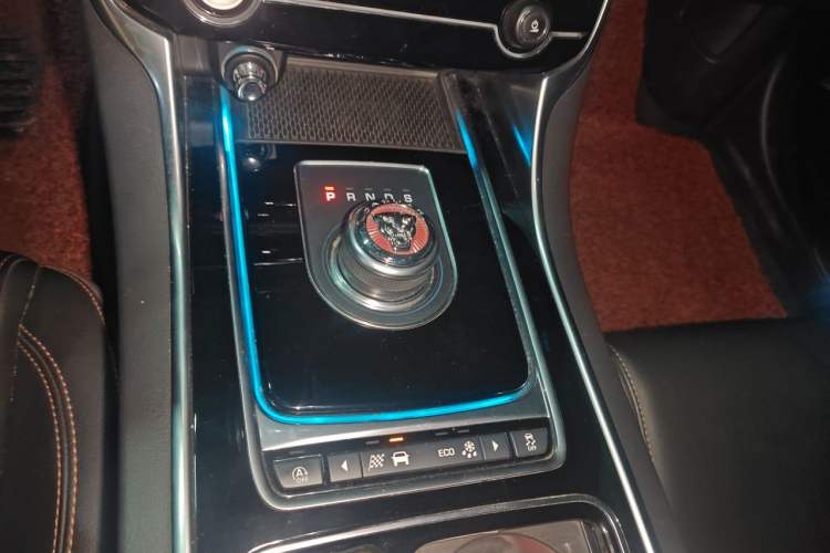 Used Jaguar XEL 2019 2.0T 250 PS Premium Edition Gear Lever