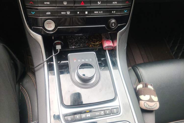 Used Jaguar XEL 2019 2.0T 200 PS Luxury Edition Gear Lever