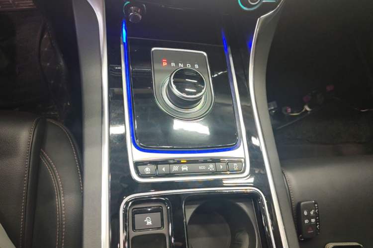 Used Jaguar XEL 2019 2.0T 200 PS Deluxe Edition Gear Lever