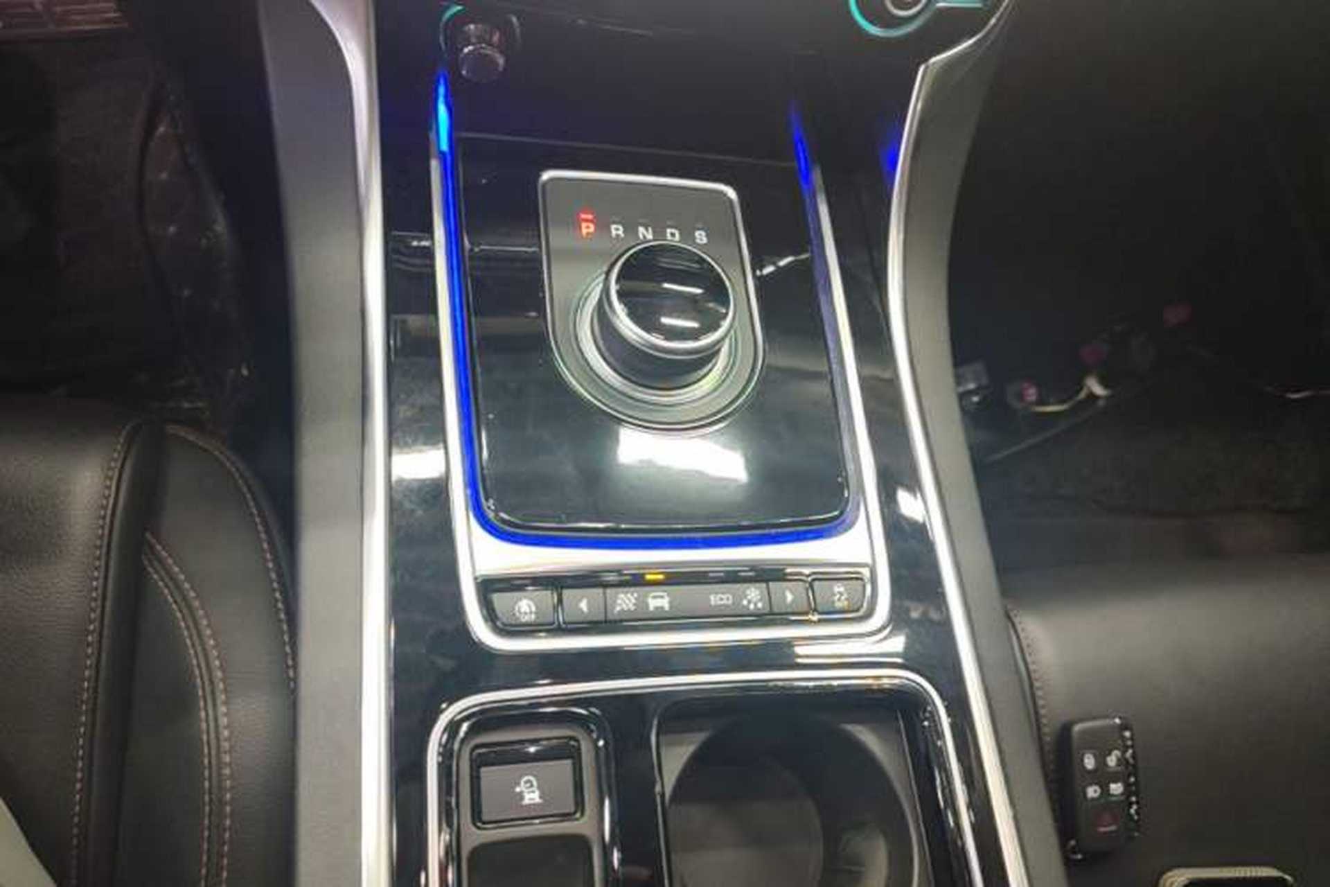 Used Jaguar XEL 2019 2.0T 200 PS Deluxe Edition Gear Lever