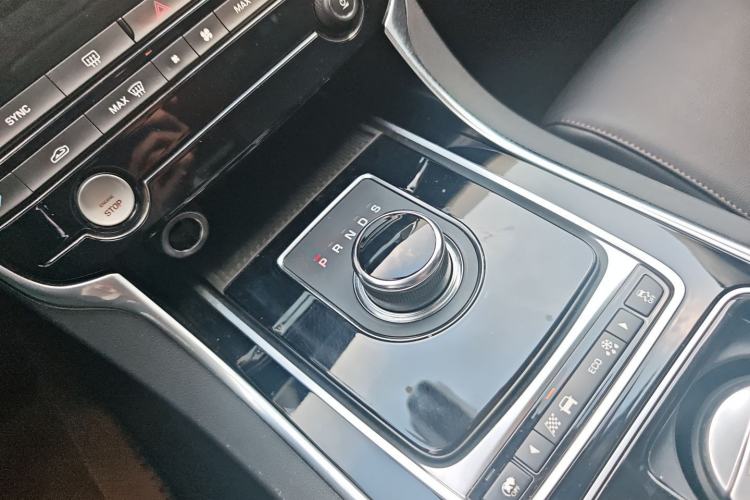 Used Jaguar XEL 2019 2.0T 200 PS Deluxe Edition Gear Lever