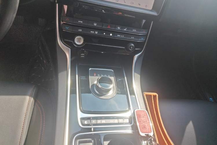 Used Jaguar XEL 2019 2.0T 200 PS Deluxe Edition Gear Lever