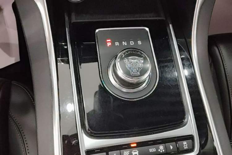 Used Jaguar XEL 2019 2.0T 200 PS Deluxe Edition Gear Lever