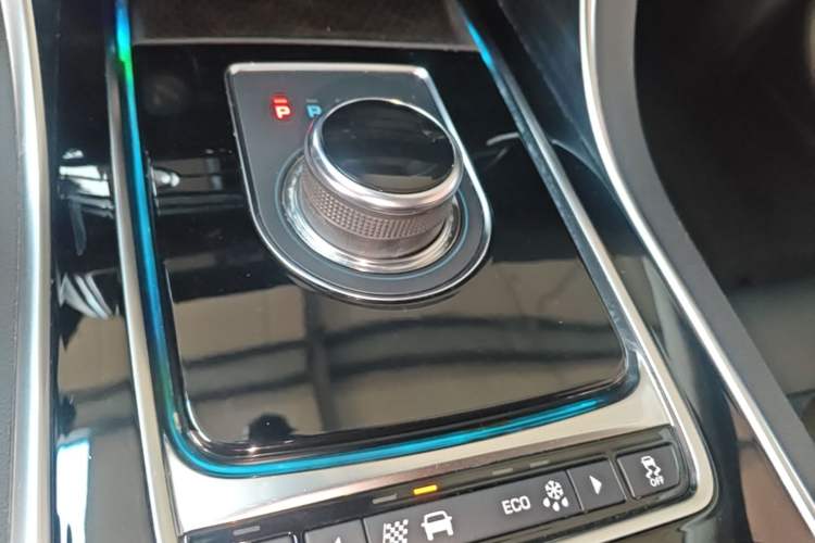 Used Jaguar XEL 2019 2.0T 200 PS Luxury Edition Gear Lever