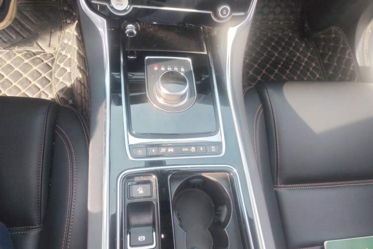 Used Jaguar XEL 2019 2.0T 250 PS Premium Edition Gear Lever