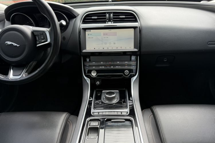 Used Jaguar XEL 2019 2.0T 200 PS Luxury Edition Gear Lever