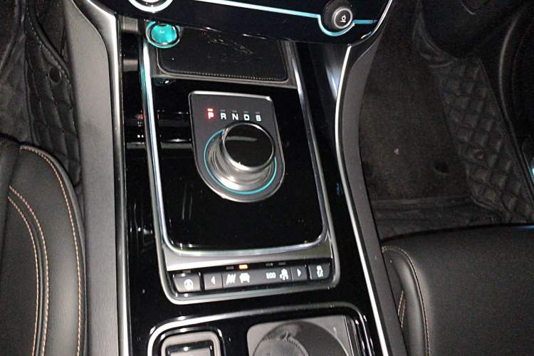 Used Jaguar XEL 2019 2.0T 200 PS Luxury Edition Gear Lever