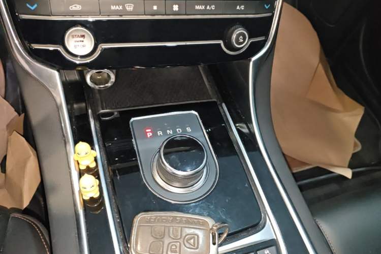 Used Jaguar XEL 2019 2.0T 200 PS Deluxe Edition Gear Lever