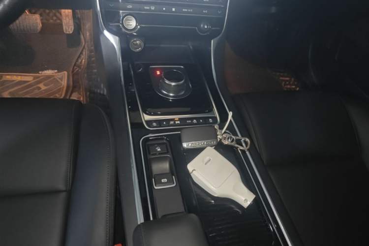 Used Jaguar XEL 2019 2.0T 200 PS Elite Edition Gear Lever