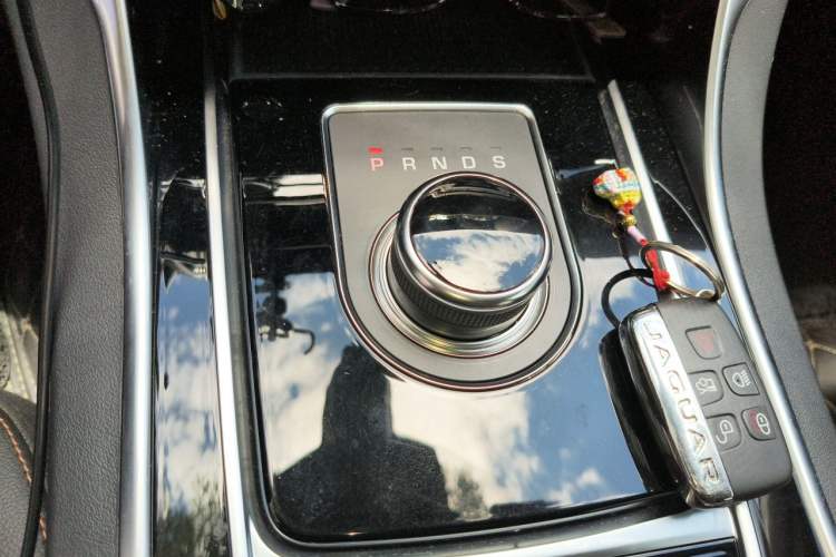 Used Jaguar XEL 2019 2.0T 200 PS Luxury Edition Gear Lever
