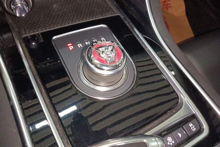 Used Jaguar XEL 2019 2.0T 200 PS Luxury Edition Gear Lever
