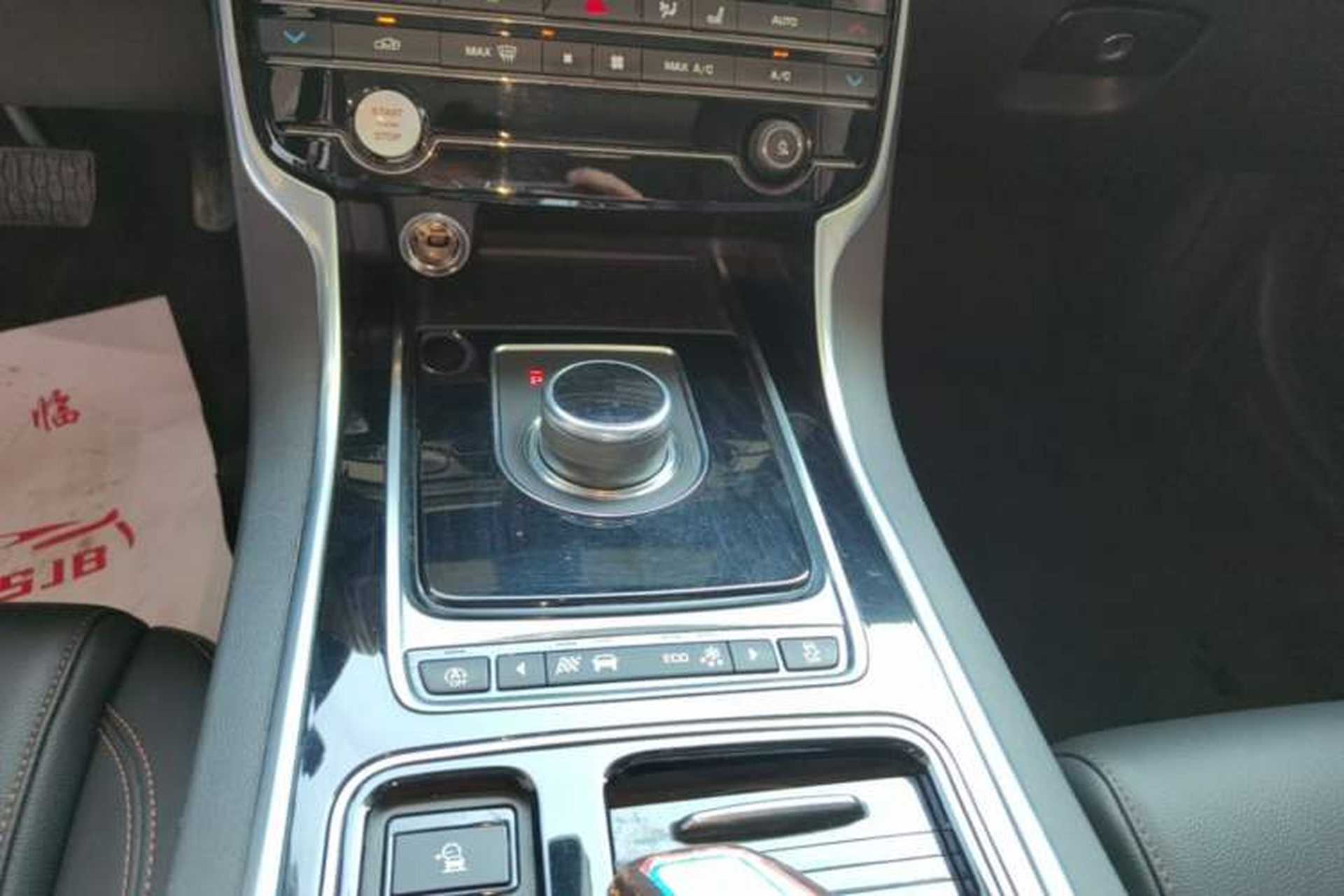 Used Jaguar XEL 2019 2.0T 200 PS Deluxe Edition Gear Lever