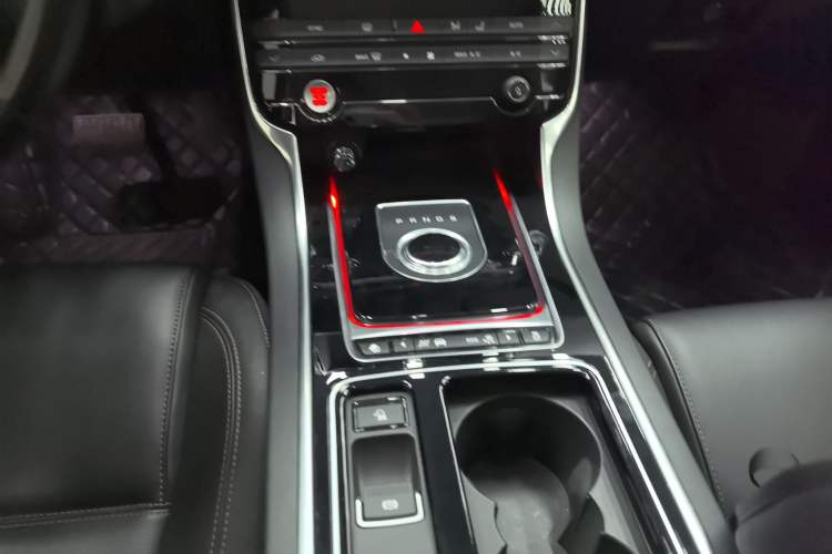 Used Jaguar XEL 2019 2.0T 200 PS Deluxe Edition Gear Lever