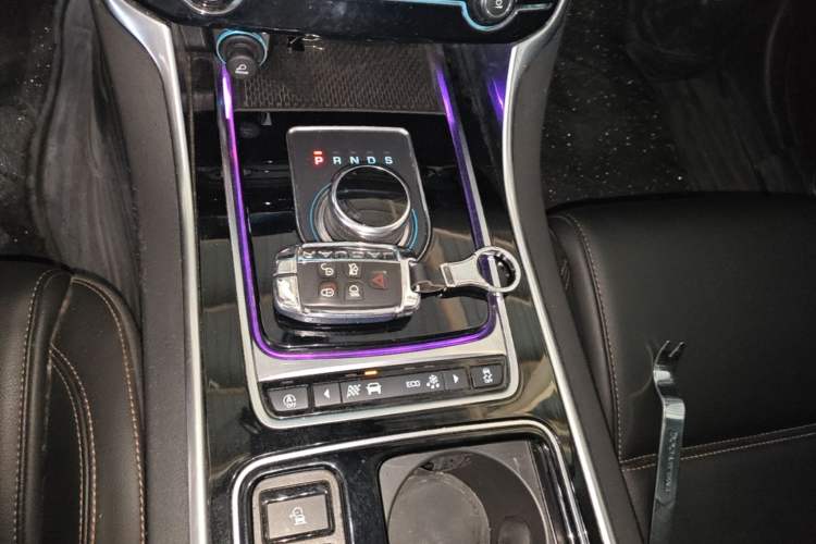 Used Jaguar XEL 2019 2.0T 200 PS Luxury Edition Gear Lever