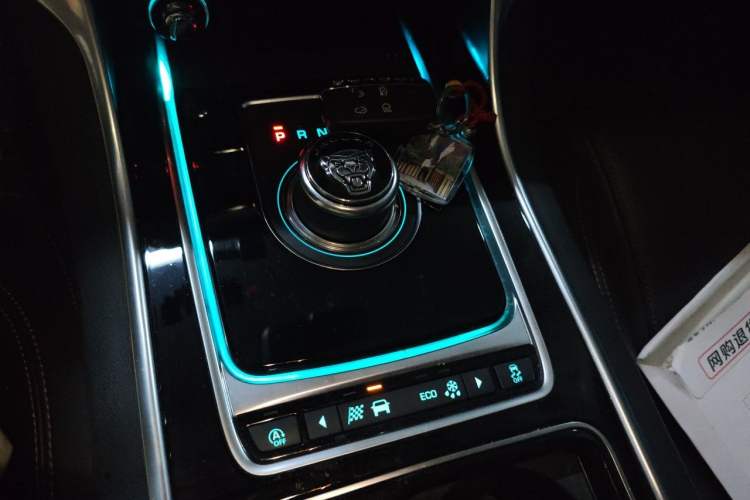 Used Jaguar XEL 2019 2.0T 250 PS Premium Edition Gear Lever