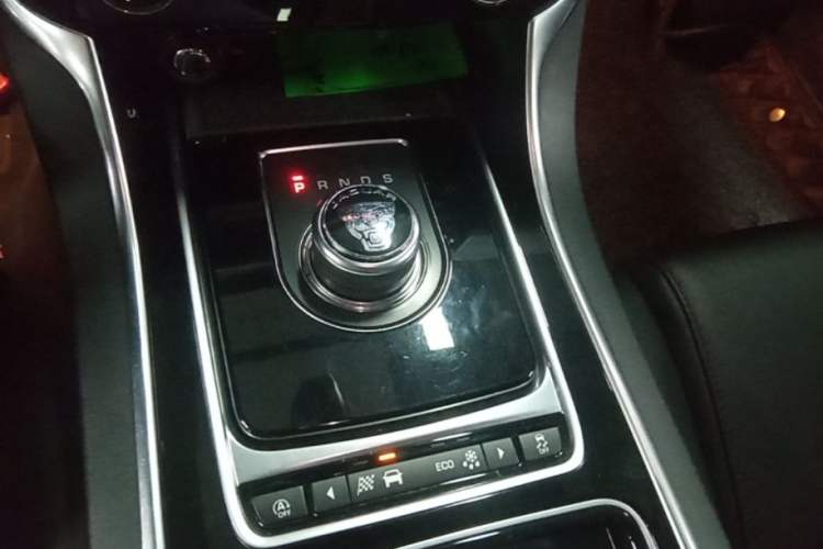 Used Jaguar XEL 2019 2.0T 200 PS Elite Edition Gear Lever