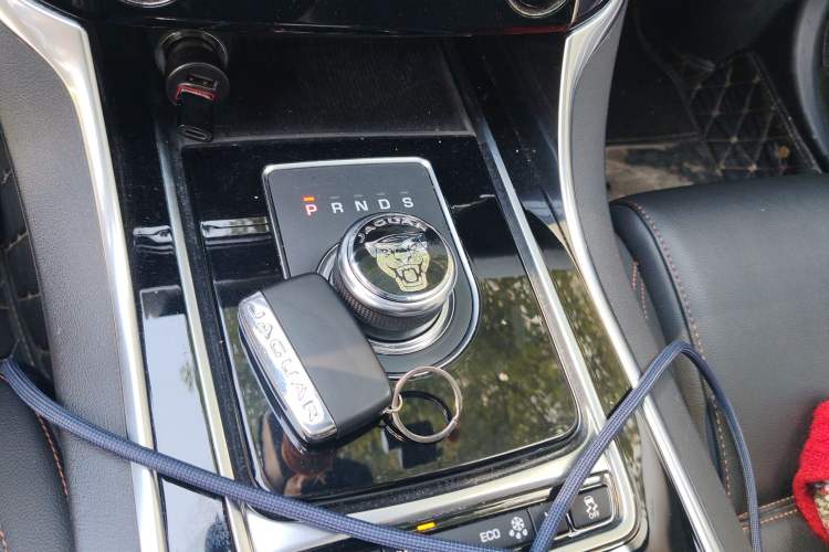 Used Jaguar XEL 2019 2.0T 200 PS Deluxe Edition Gear Lever