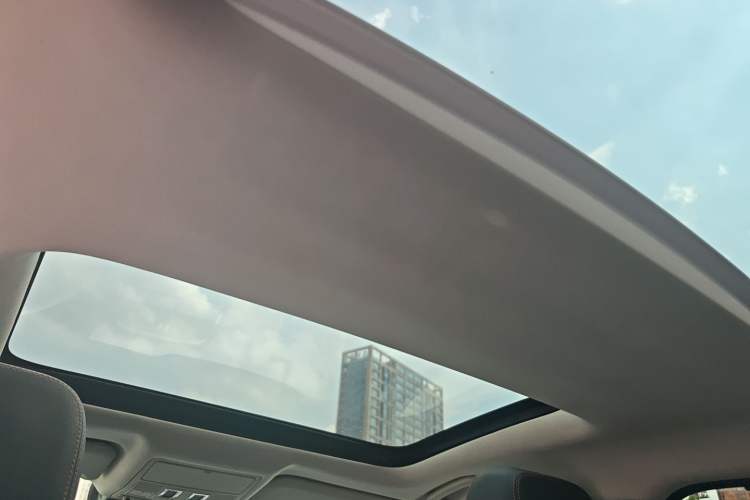 Used Jaguar XEL 2019 2.0T 200 PS Deluxe Edition Headliner