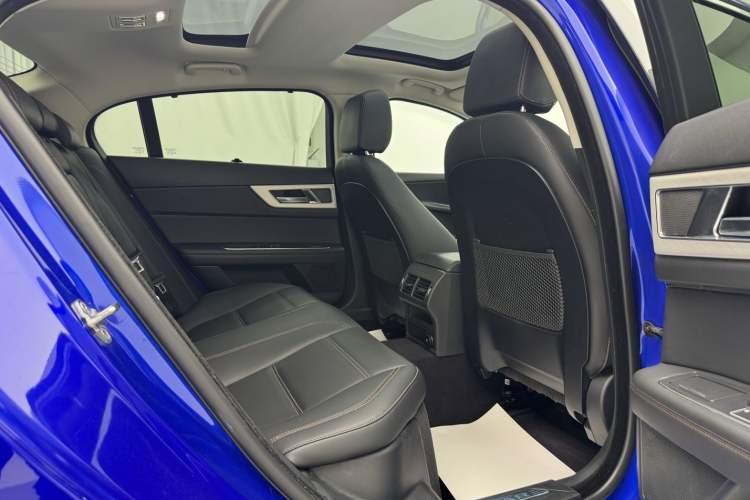 Used Jaguar XEL 2019 2.0T 200 PS Deluxe Edition Headliner