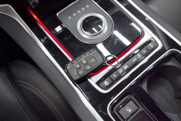 Used Jaguar XEL 2019 2.0T 200 PS Deluxe Edition Interior 1