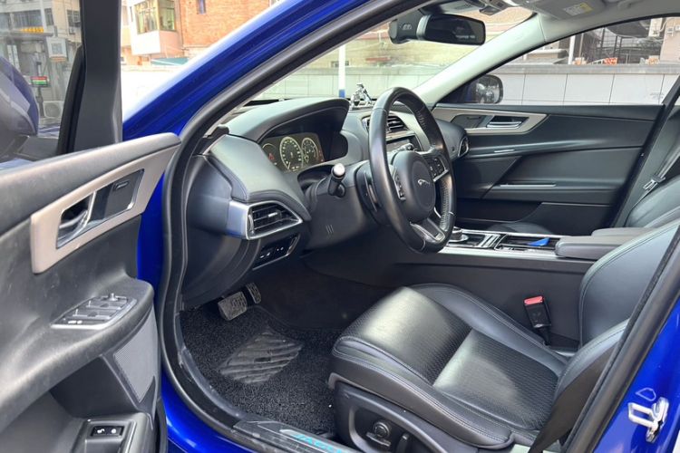 Used Jaguar XEL 2019 2.0T 250 PS Luxury Edition Interior 2