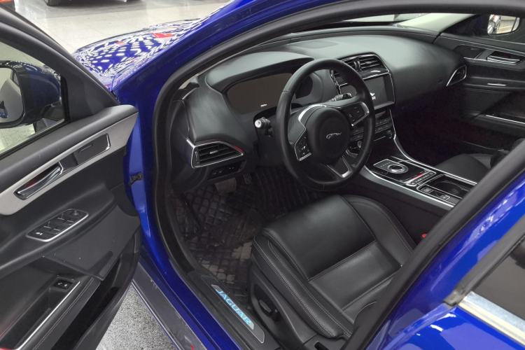 Used Jaguar XEL 2019 2.0T 200 PS Deluxe Edition Interior 3