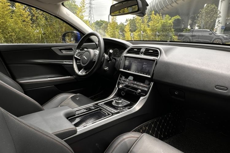 Used Jaguar XEL 2019 2.0T 200 PS Deluxe Edition Interior 4