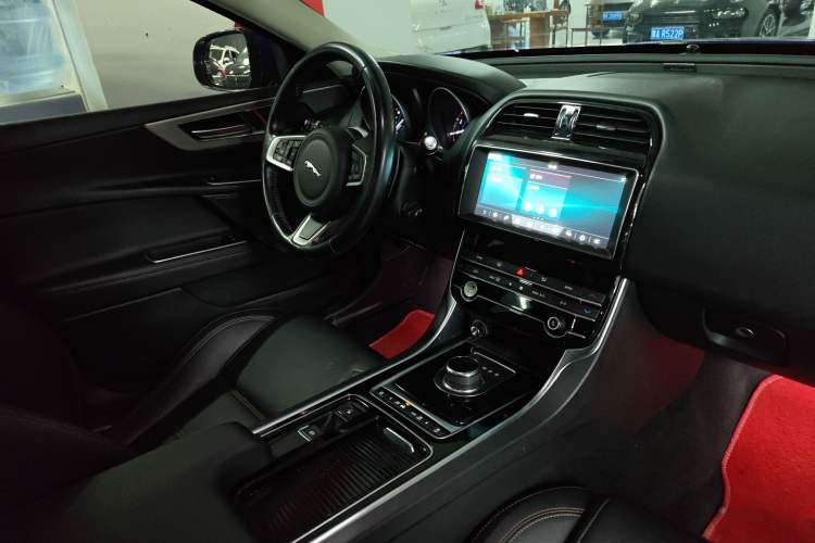 Used Jaguar XEL 2019 2.0T 200 PS Luxury Edition Interior 4