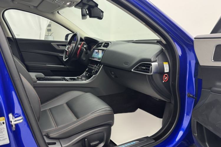 Used Jaguar XEL 2019 2.0T 200 PS Deluxe Edition Interior 4