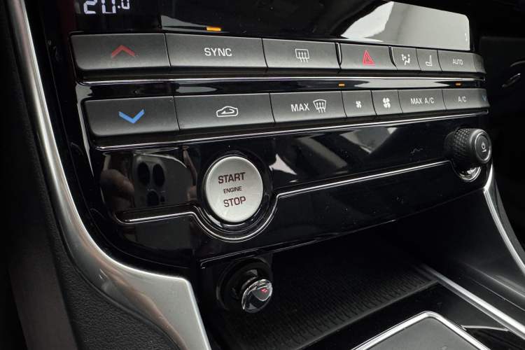 Used Jaguar XEL 2019 2.0T 200 PS Deluxe Edition Interior 9