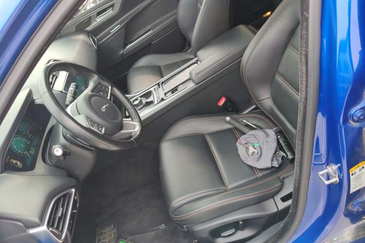 Used Jaguar XEL 2019 2.0T 200 PS Deluxe Edition Left Front Seat