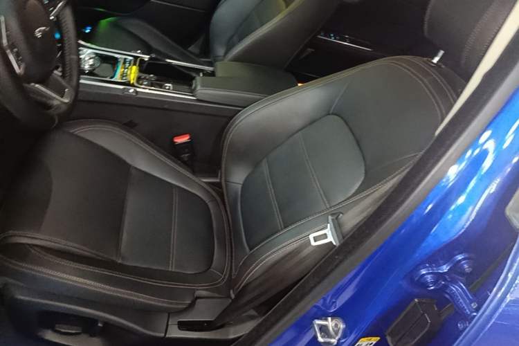 Used Jaguar XEL 2019 2.0T 200 PS Deluxe Edition Left Front Seat