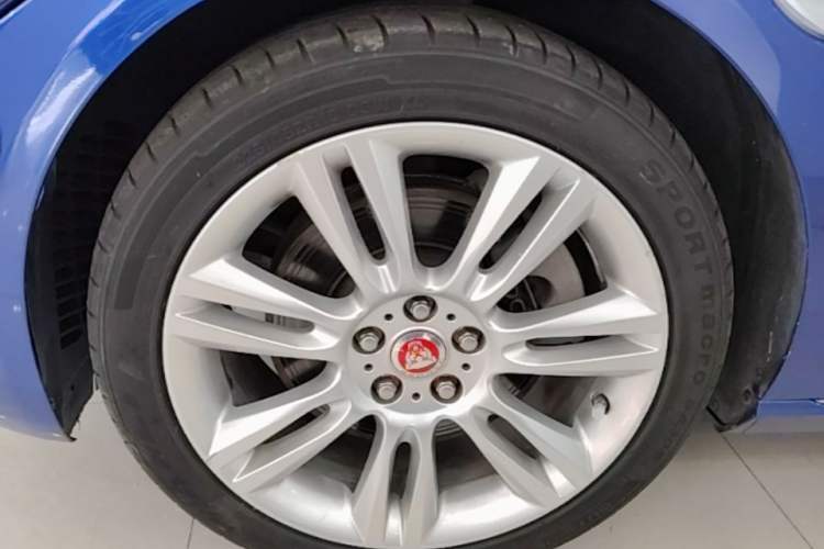 Used Jaguar XEL 2019 2.0T 200 PS Deluxe Edition Left Front Wheel Hub