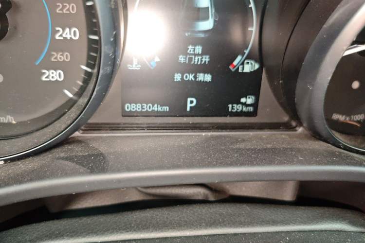 Used Jaguar XEL 2019 2.0T 200 PS Luxury Edition Odometer Close Up
