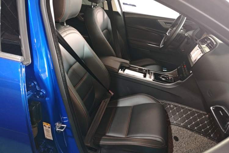 Used Jaguar XEL 2019 2.0T 200 PS Deluxe Edition Right Front Seat